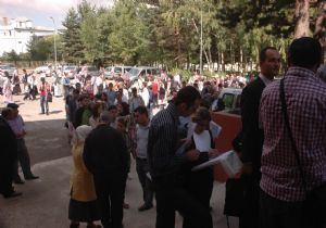 Kayıt için saatlerce beklediler